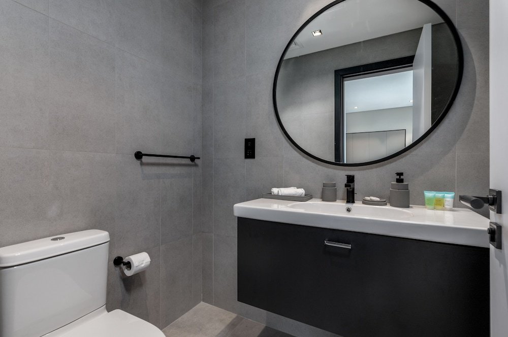 Дубай: Waves - Tranquil Waterfront Living 2B Retreat With Balcony