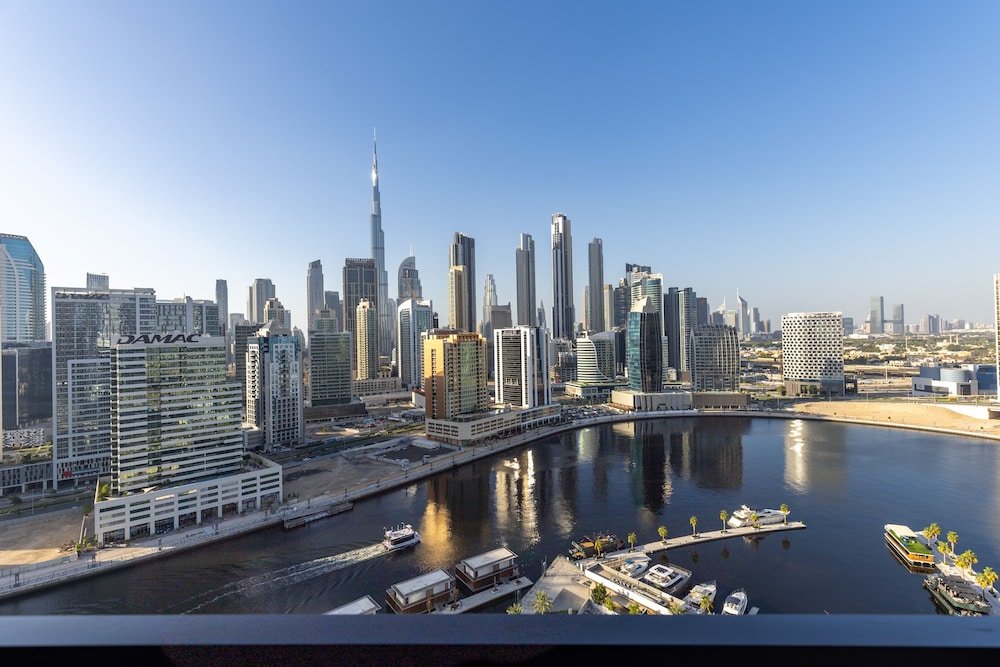 Дубай: Waves - Tranquil Waterfront Living 2B Retreat With Balcony