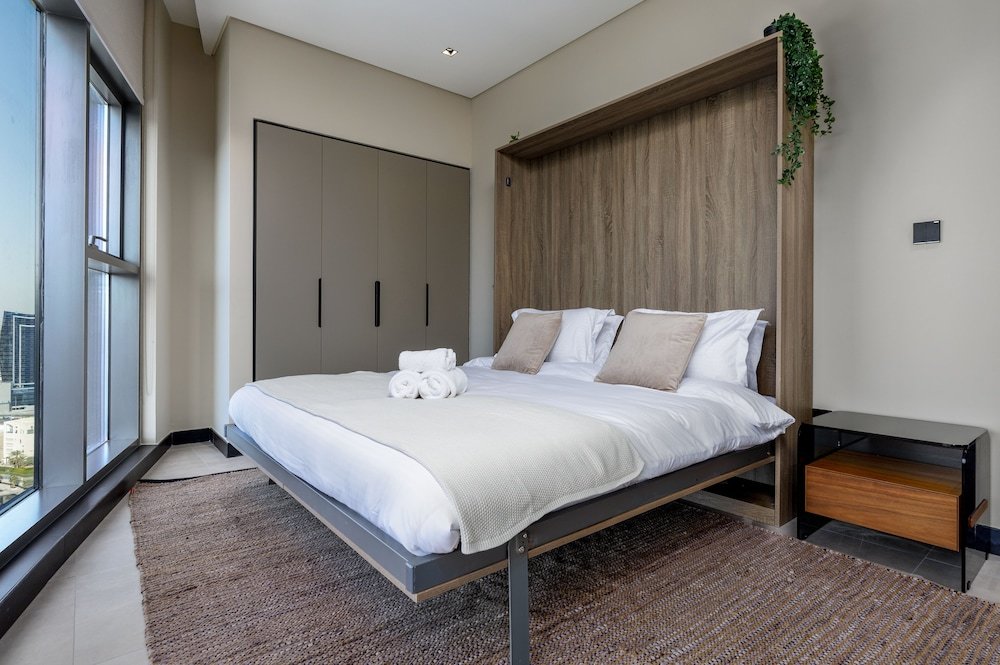 Дубай: Waves - Tranquil Waterfront Living 2B Retreat With Balcony