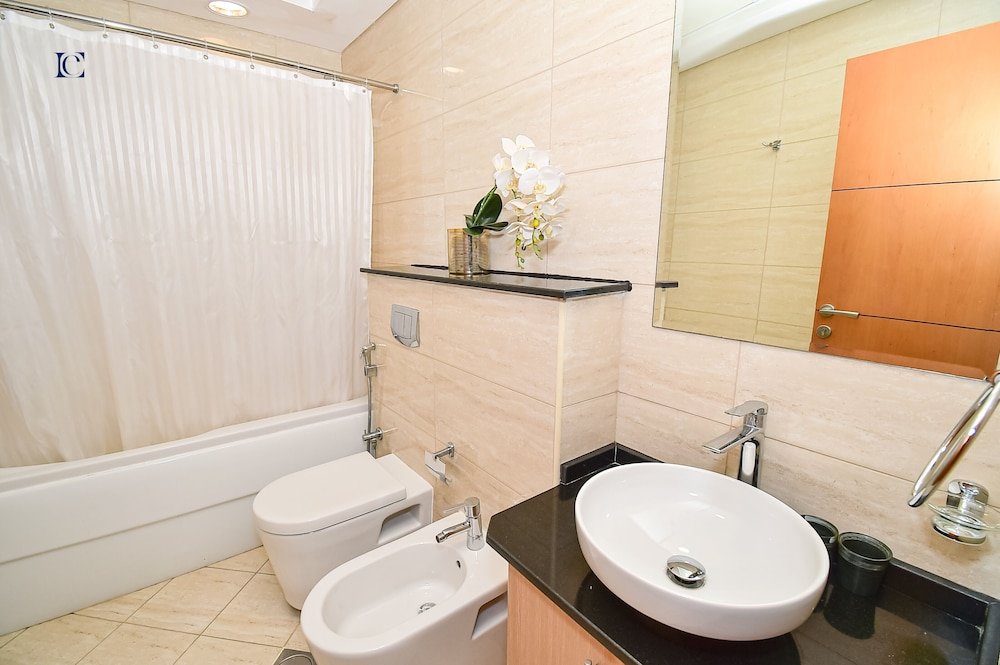 Дубай: Stunning Sea View 2Bed near Tram Stn