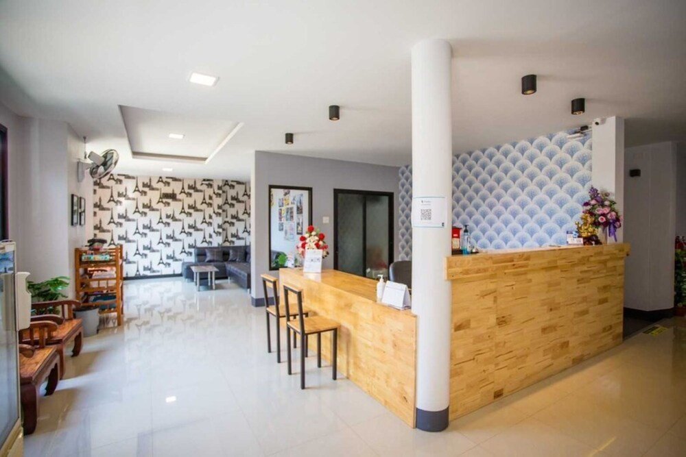 Амнатчарен: Nakarin Hotel