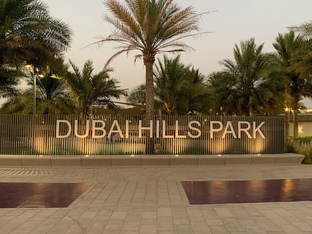 Дубай: Luxurious Dubai Hills with balcony park view