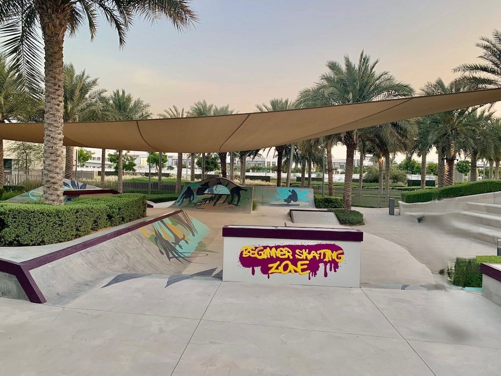 Дубай: Luxurious Dubai Hills with balcony park view