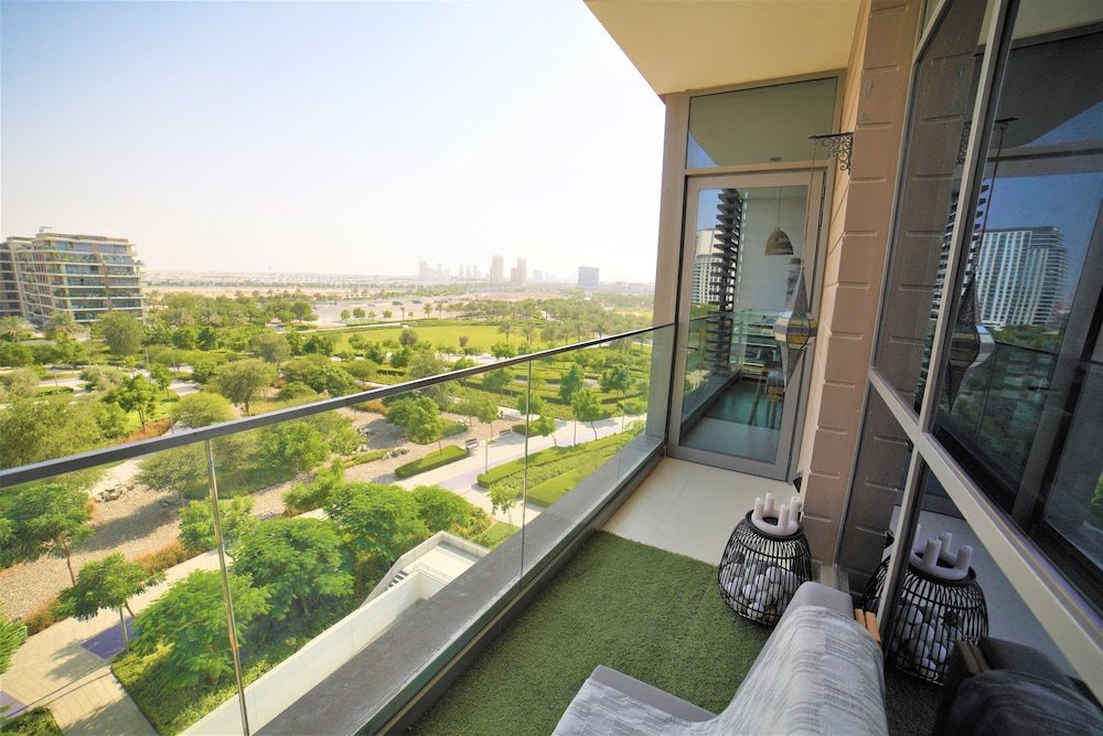 Дубай: Luxurious Dubai Hills with balcony park view