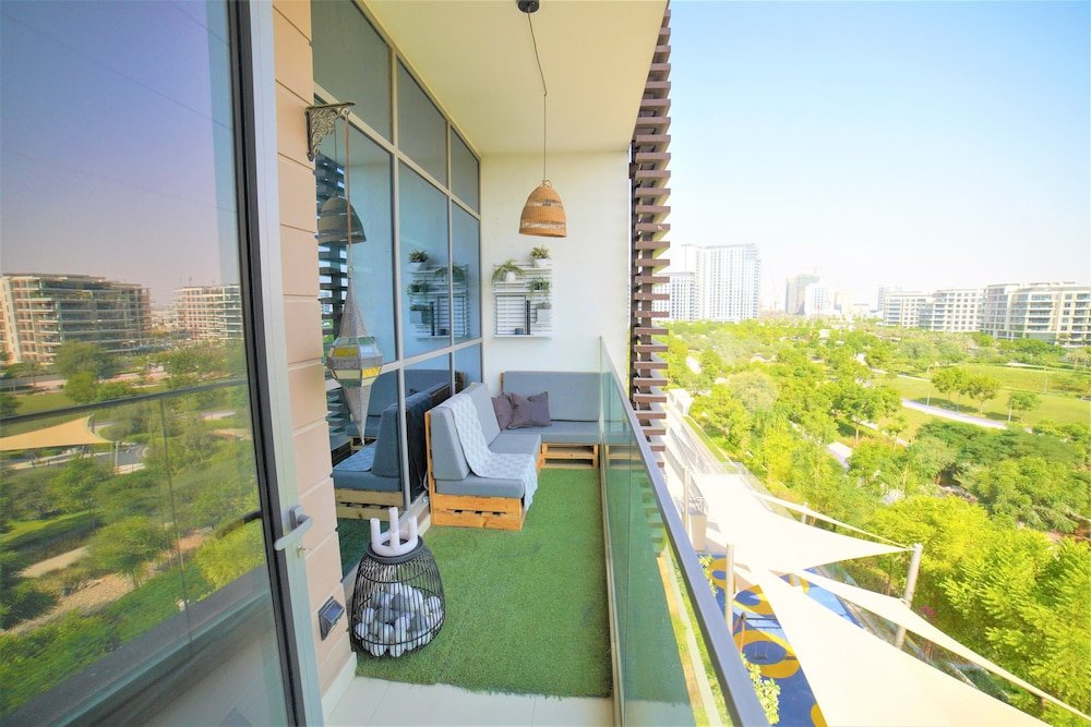 Дубай: Luxurious Dubai Hills with balcony park view