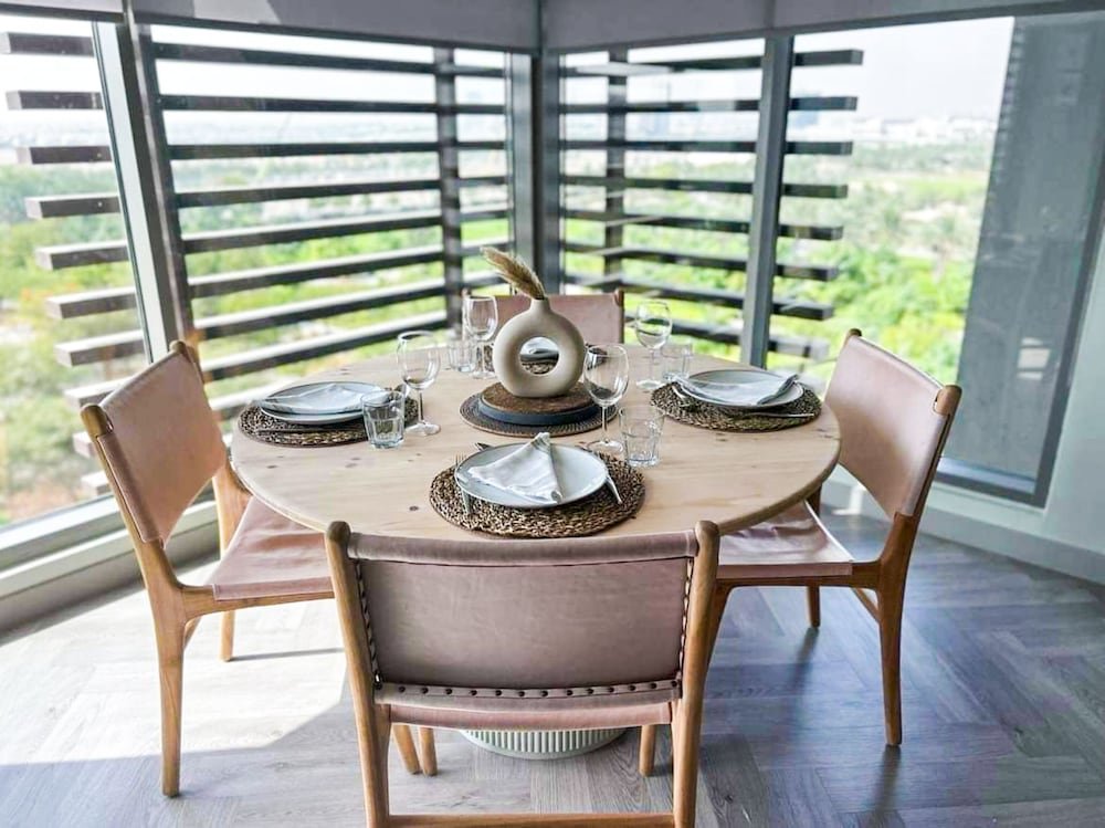 Дубай: Luxurious Dubai Hills with balcony park view