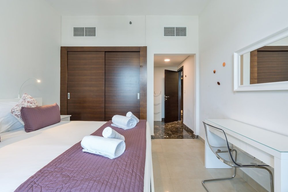 Дубай: Stunning 1B Apartment With Balcony in Dubai Marina