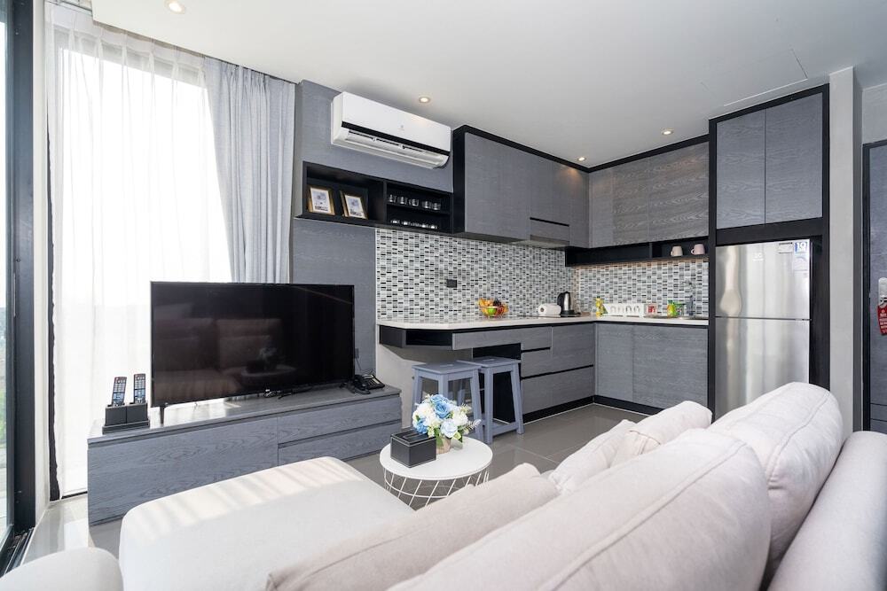 Кату: Premier Hill View Suite P708 at Citygate