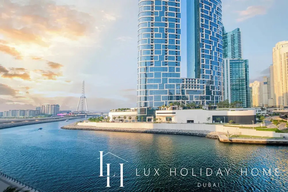 Дубай: LUX 52 42 Deluxe Marina View Suite 2