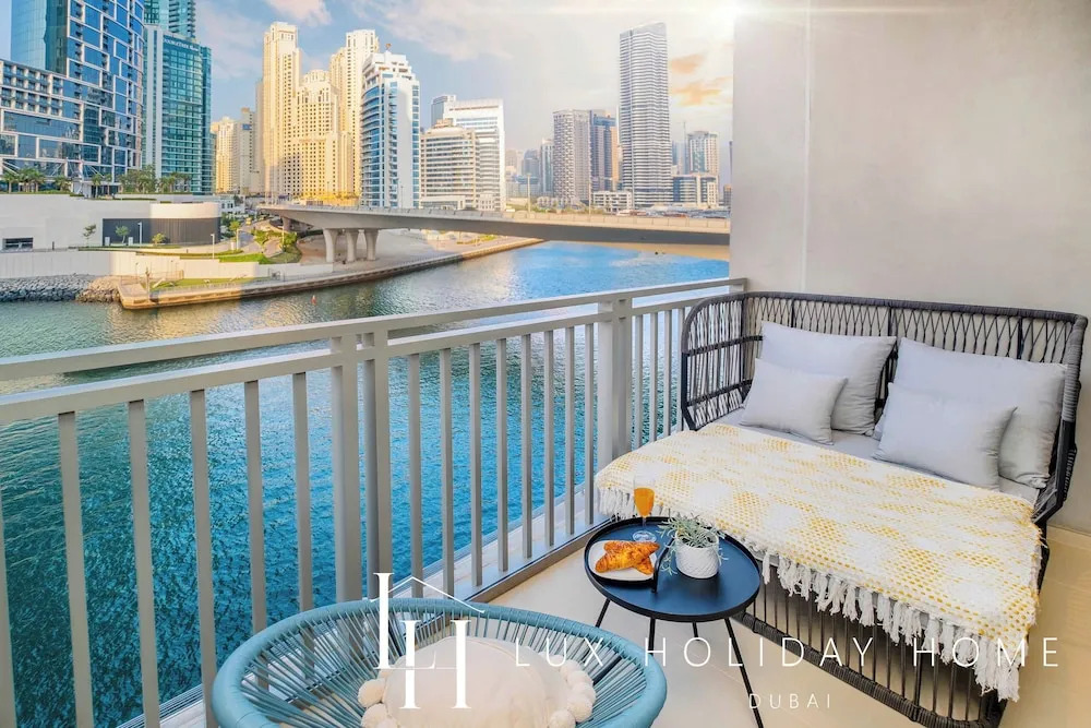Дубай: LUX 52 42 Deluxe Marina View Suite 2