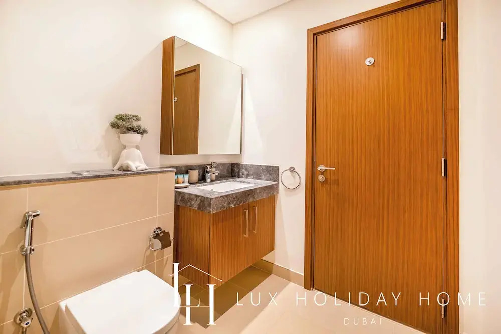 Дубай: LUX 52 42 Deluxe Marina View Suite 2