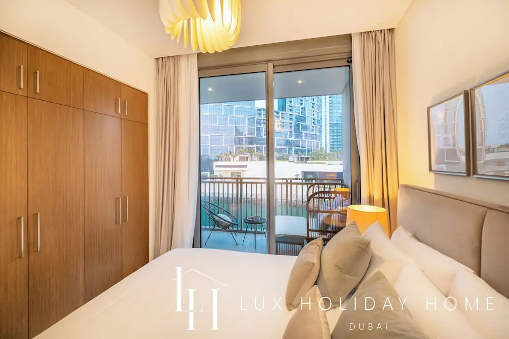 Дубай: LUX 52 42 Deluxe Marina View Suite 2