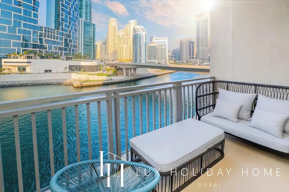 Дубай: LUX 52 42 Deluxe Marina View Suite 2