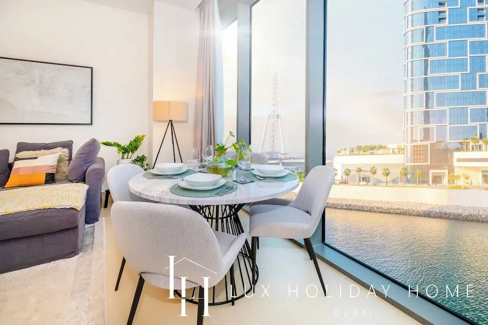 Дубай: LUX 52 42 Deluxe Marina View Suite 2