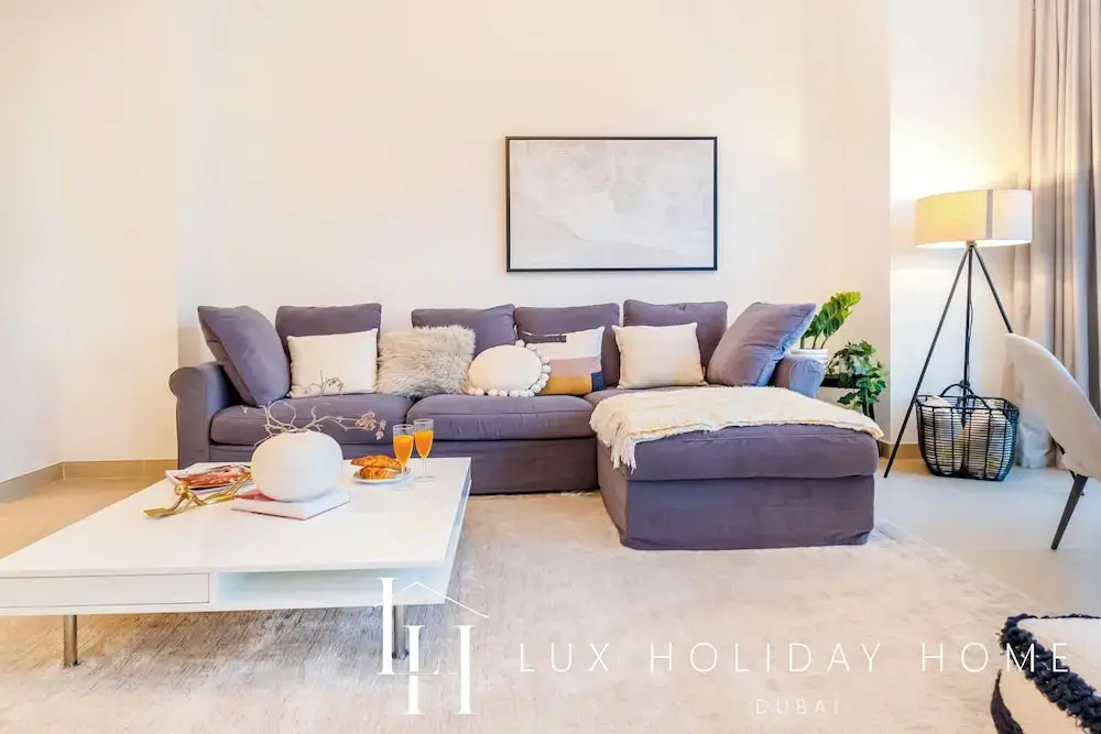 Дубай: LUX 52 42 Deluxe Marina View Suite 2