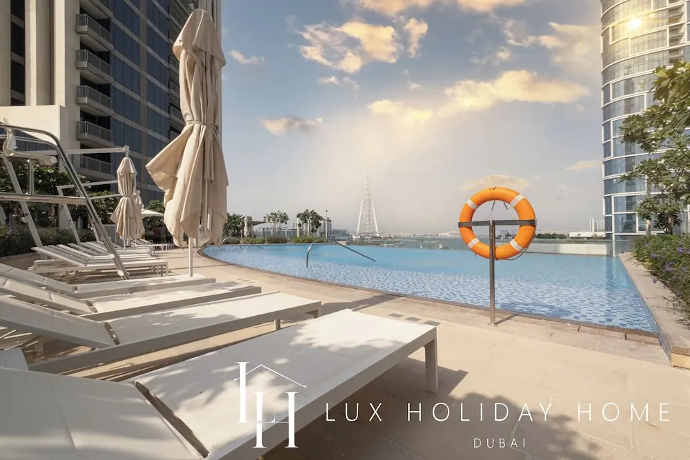 Дубай: LUX 52 42 Deluxe Marina View Suite 2