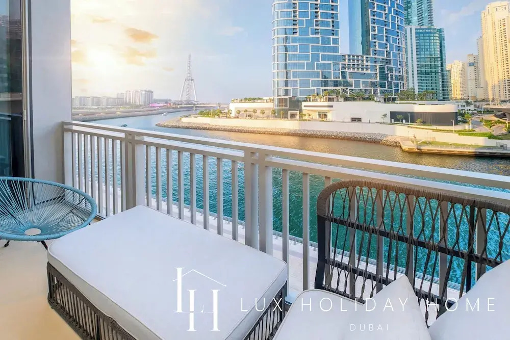 Дубай: LUX 52 42 Deluxe Marina View Suite 2