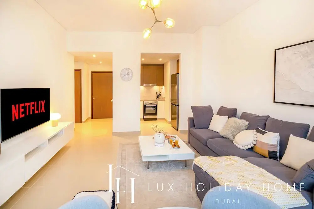 Дубай: LUX 52 42 Deluxe Marina View Suite 2