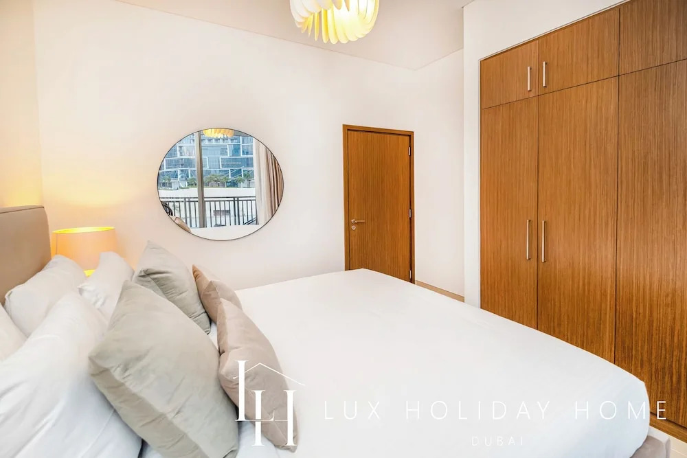Дубай: LUX 52 42 Deluxe Marina View Suite 2