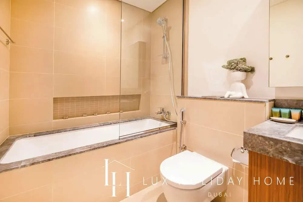 Дубай: LUX 52 42 Deluxe Marina View Suite 2