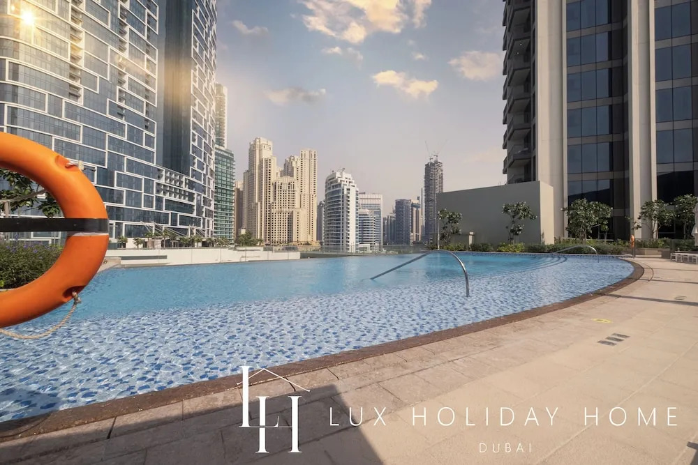 Дубай: LUX 52 42 Deluxe Marina View Suite 2