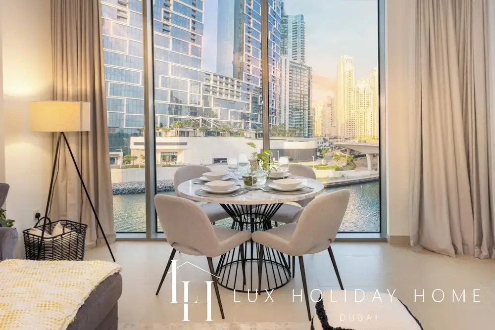 Дубай: LUX 52 42 Deluxe Marina View Suite 2