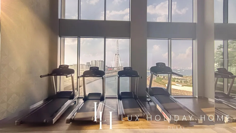 Дубай: LUX 52 42 Deluxe Marina View Suite 2