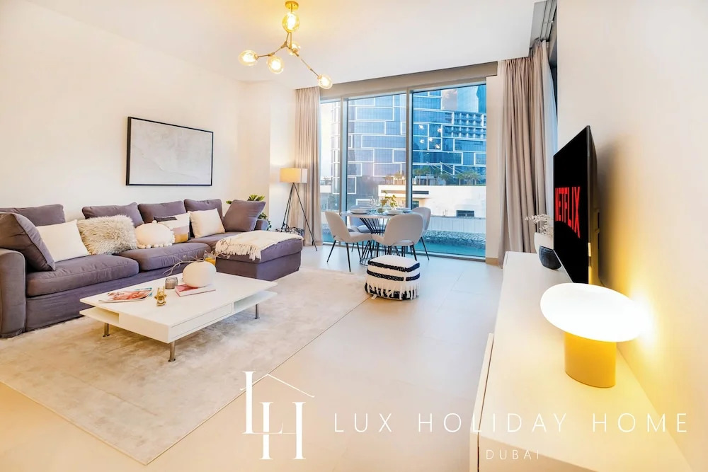 Дубай: LUX 52 42 Deluxe Marina View Suite 2