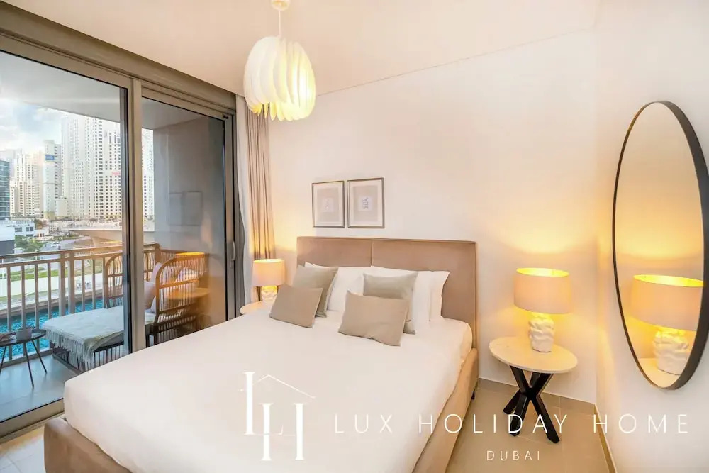 Дубай: LUX 52 42 Deluxe Marina View Suite 2