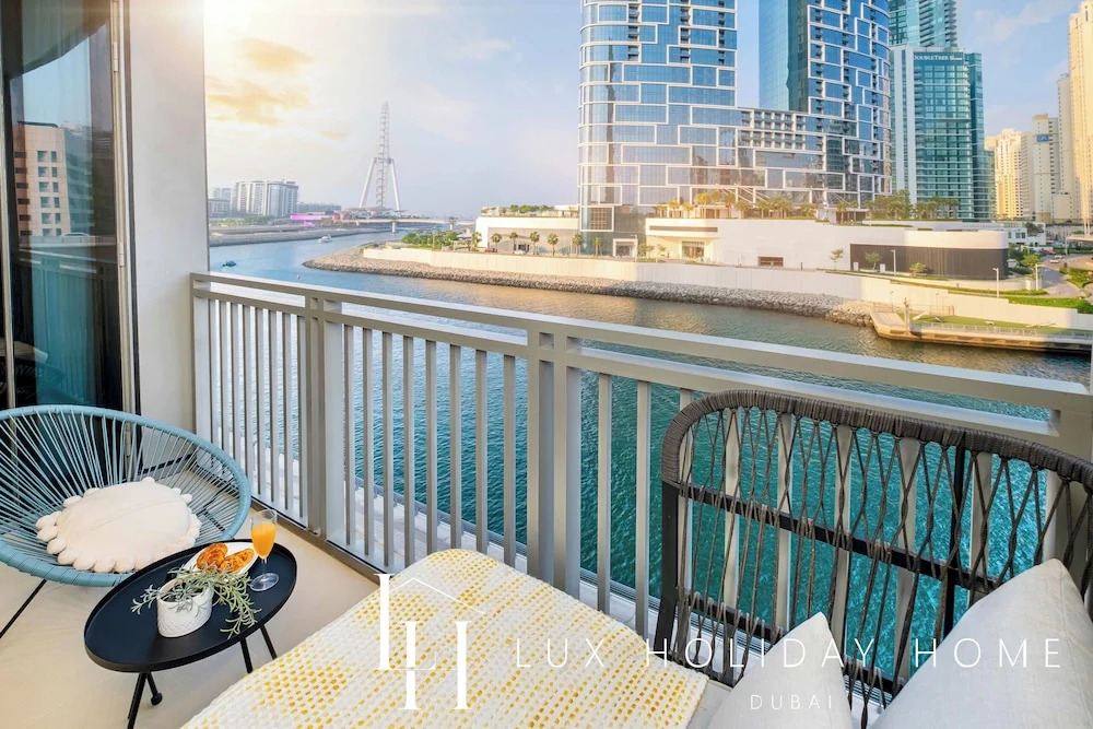 Дубай: LUX 52 42 Deluxe Marina View Suite 2