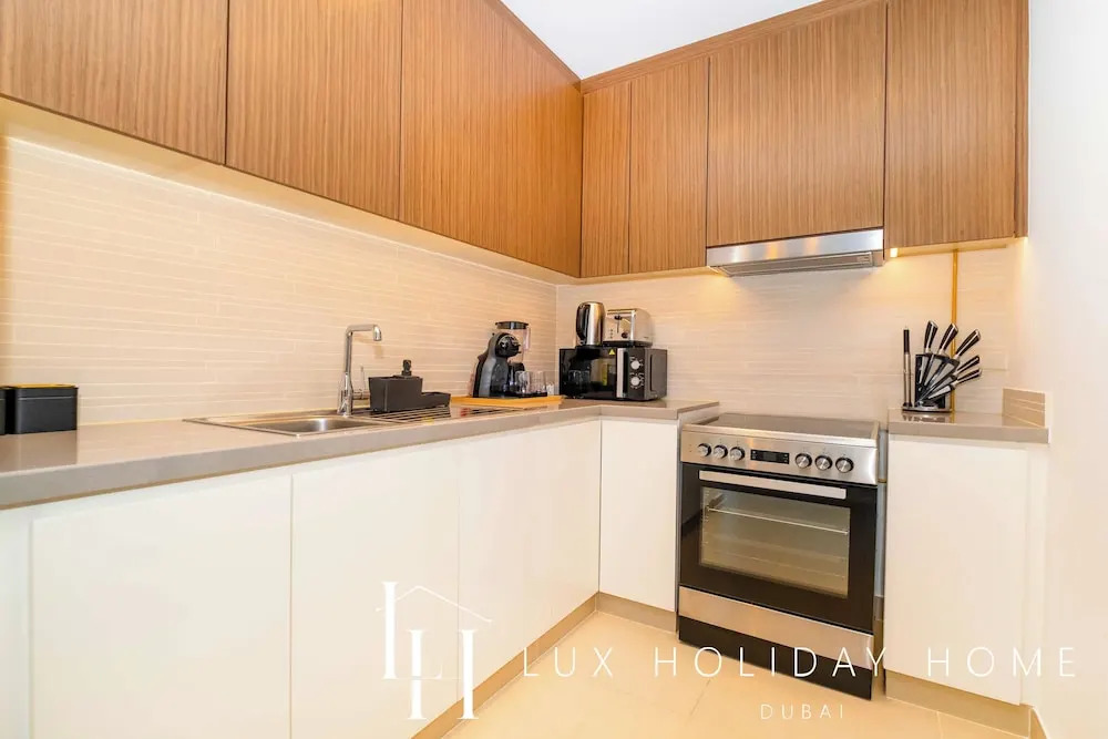 Дубай: LUX 52 42 Deluxe Marina View Suite 2