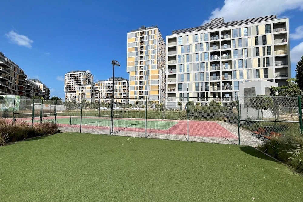Elite LUX Holiday Homes - Ultra Stylish 2BR Thriving Community in Production City Dubai, Dubai — фото 4
