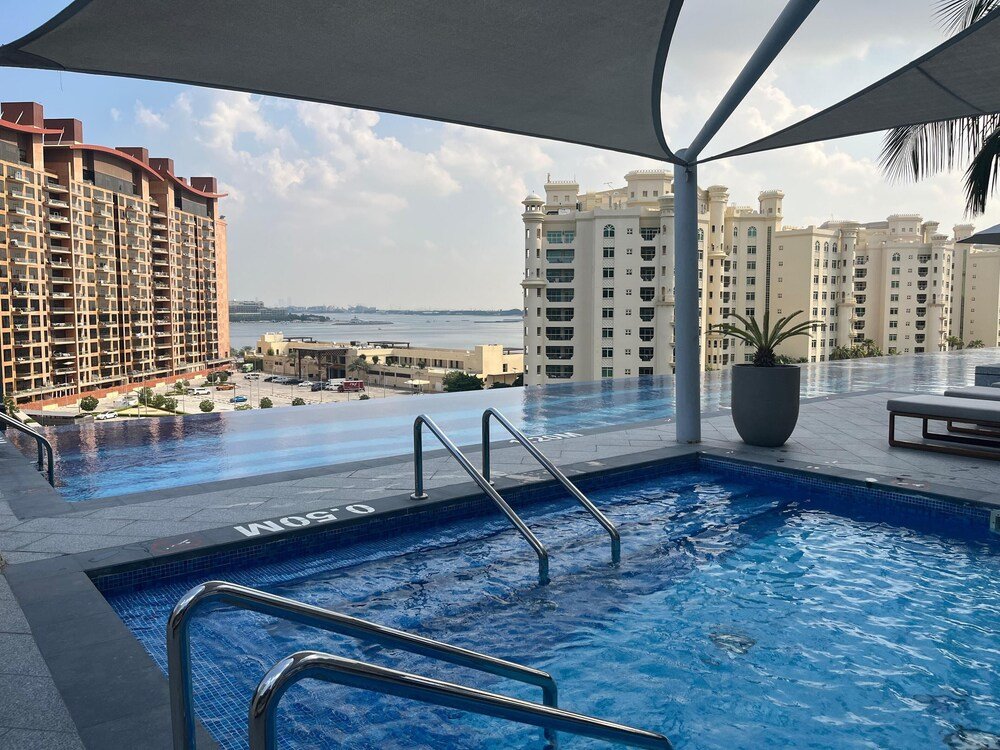 Дубай: The Palm Tower Skyline View 2 Bedroom in Dubai