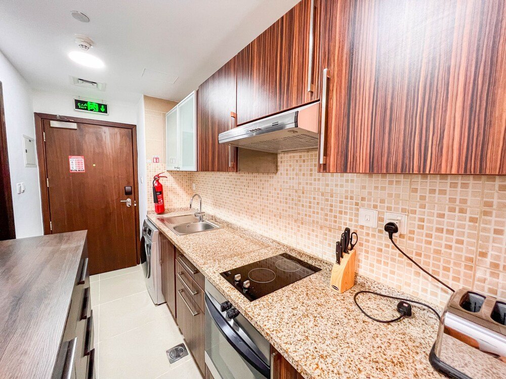 Дубай: Cosmos Living Luxurious Studio Near Mari