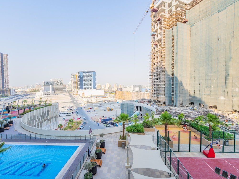 Дубай: Lovely Studio with Cozy Balcony and Outdoor Pool