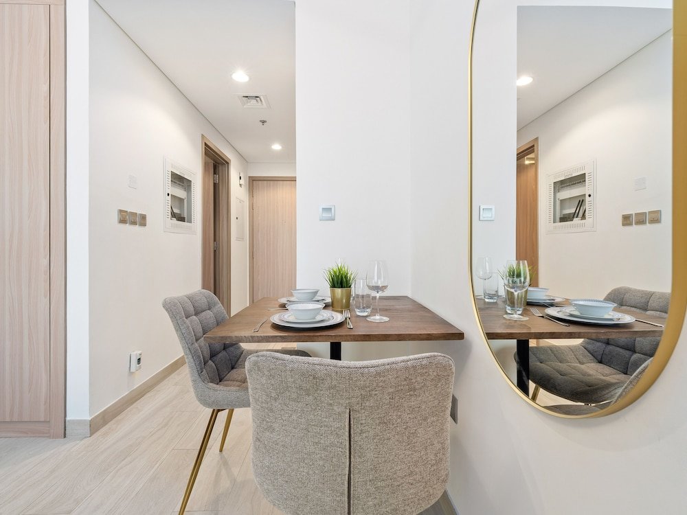 Дубай: Lovely Studio with Cozy Balcony and Outdoor Pool