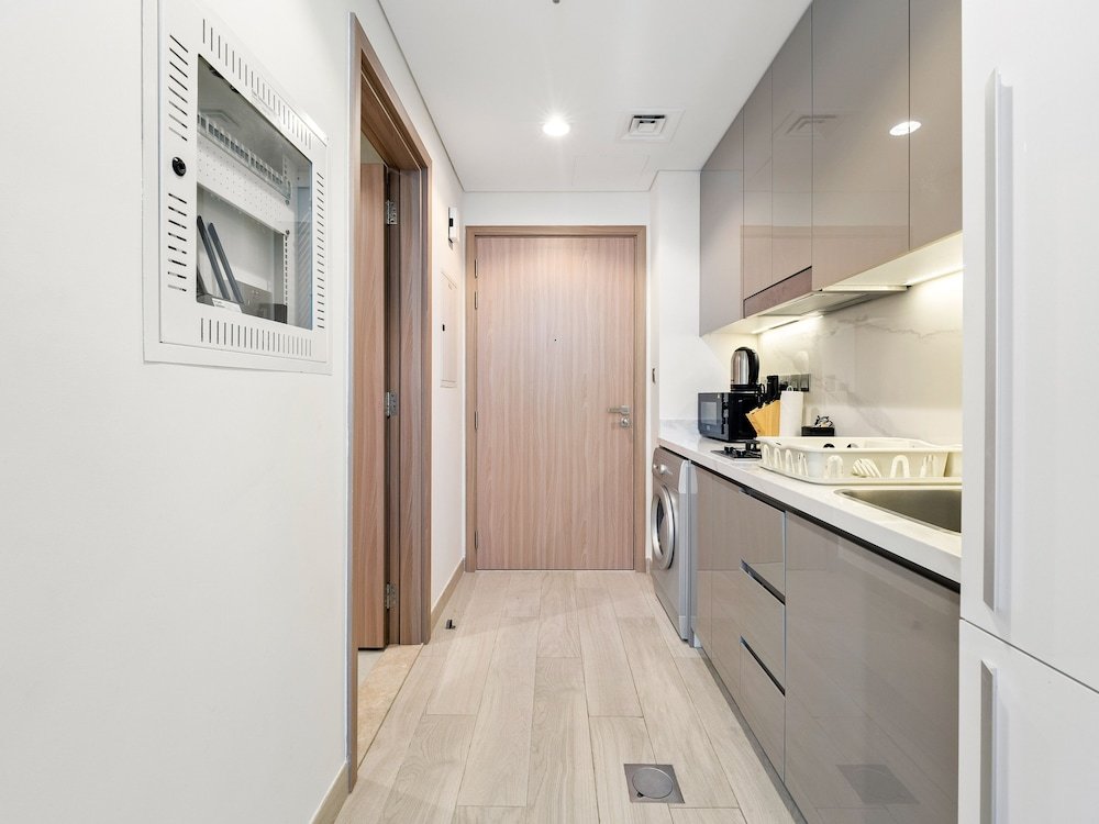 Дубай: Lovely Studio with Cozy Balcony and Outdoor Pool
