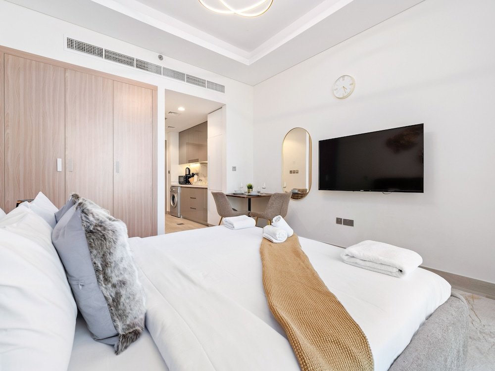 Дубай: Lovely Studio with Cozy Balcony and Outdoor Pool