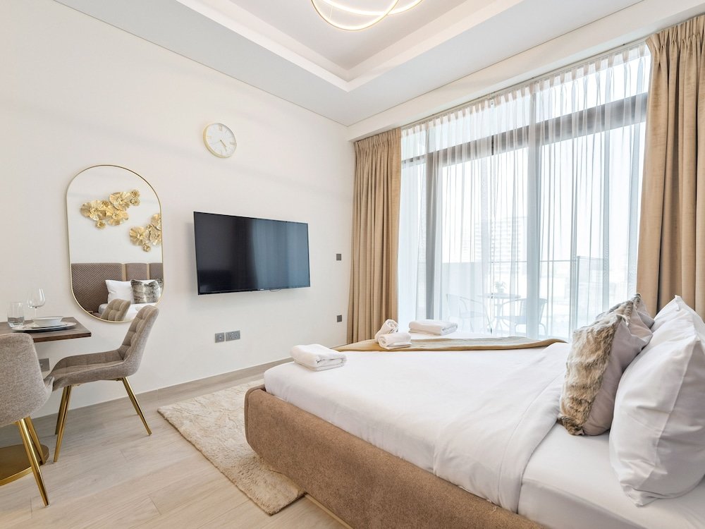 Дубай: Lovely Studio with Cozy Balcony and Outdoor Pool