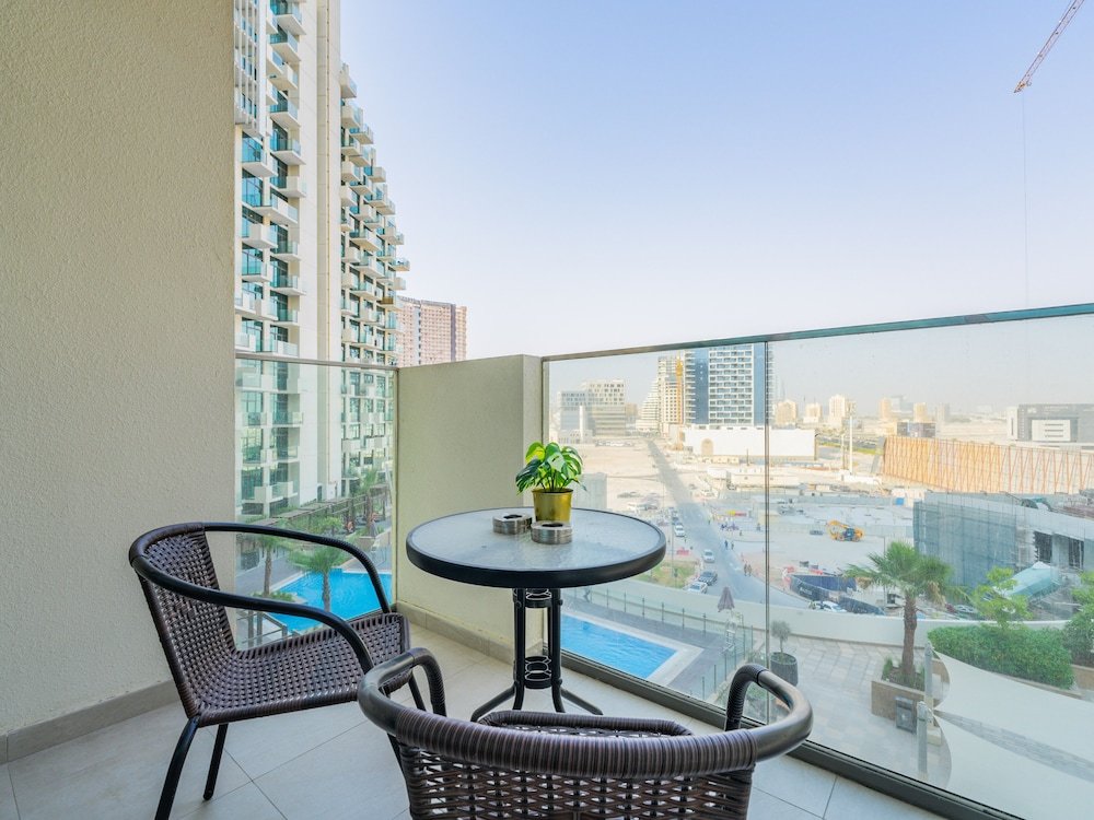 Дубай: Lovely Studio with Cozy Balcony and Outdoor Pool