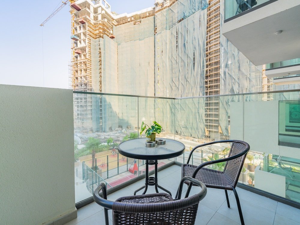 Дубай: Lovely Studio with Cozy Balcony and Outdoor Pool