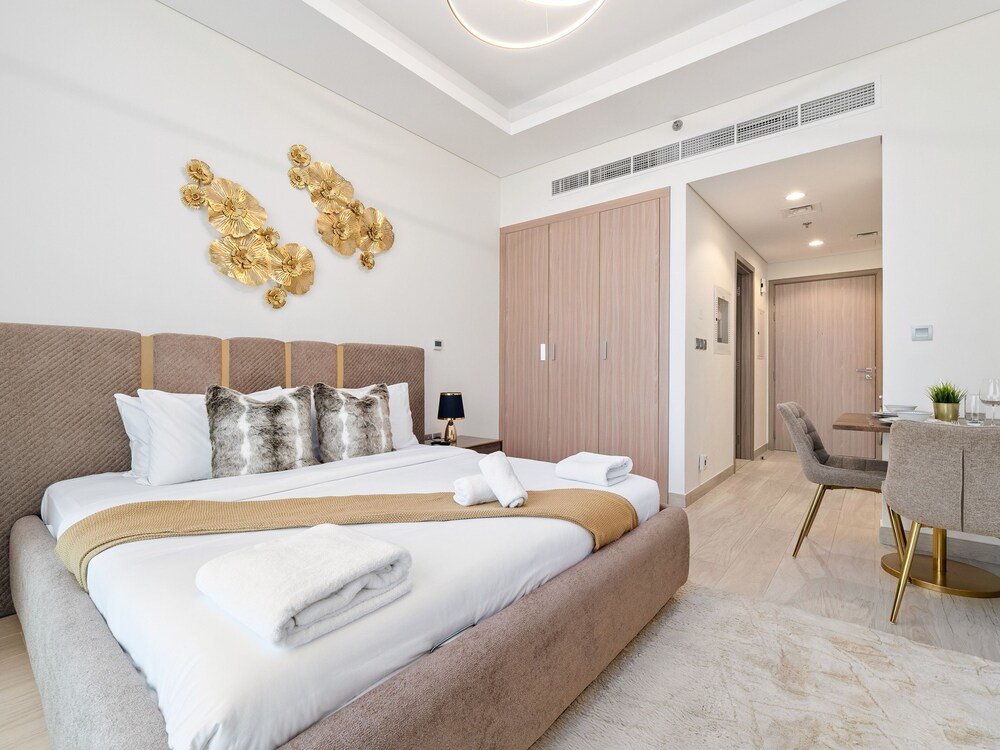 Дубай: Lovely Studio with Cozy Balcony and Outdoor Pool