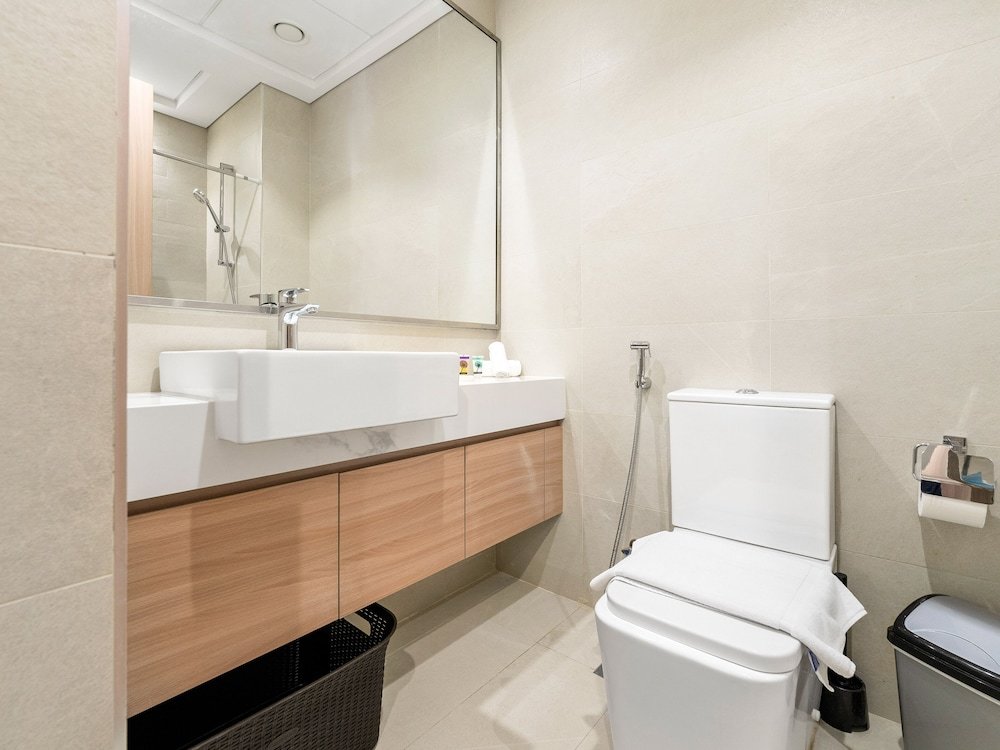 Дубай: Lovely Studio with Cozy Balcony and Outdoor Pool