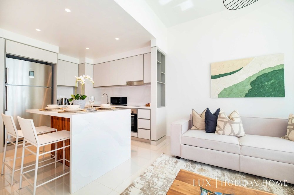 Дубай: LUX  Luxury Sunrise Beachfront Suite 1