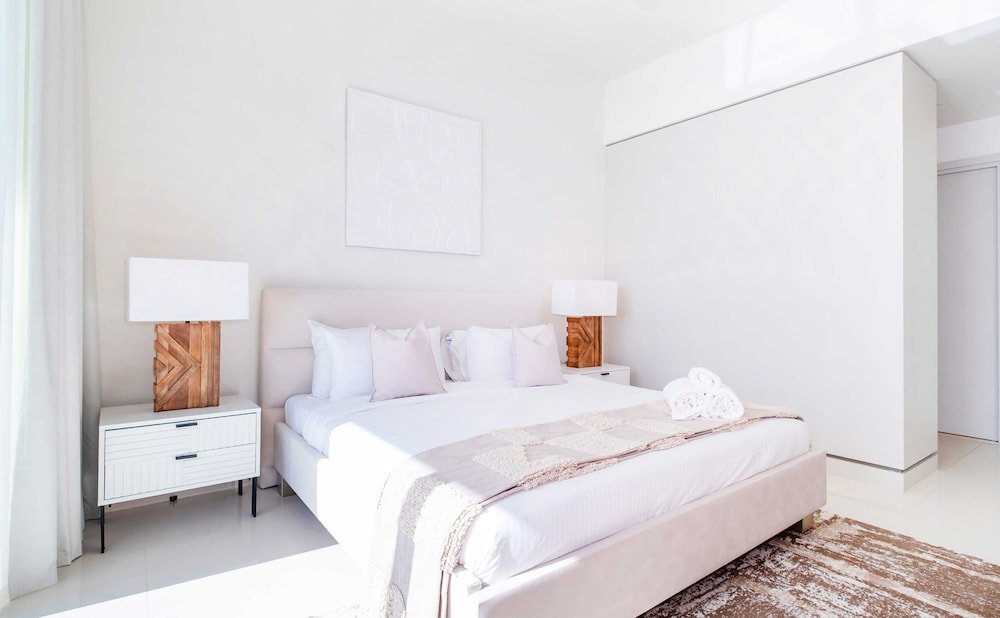 Дубай: LUX  Luxury Sunrise Beachfront Suite 1