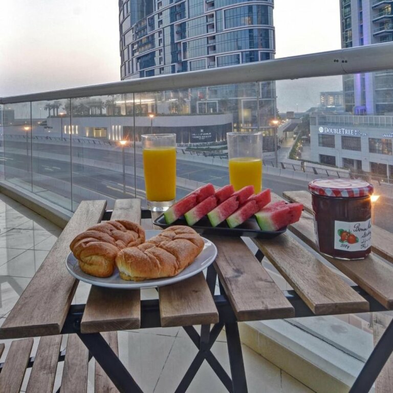 Дубай: Stunning Apartment with balcony Dubai Marina