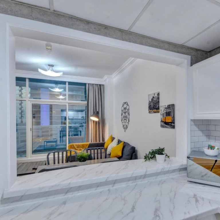 Дубай: Stunning Apartment with balcony Dubai Marina