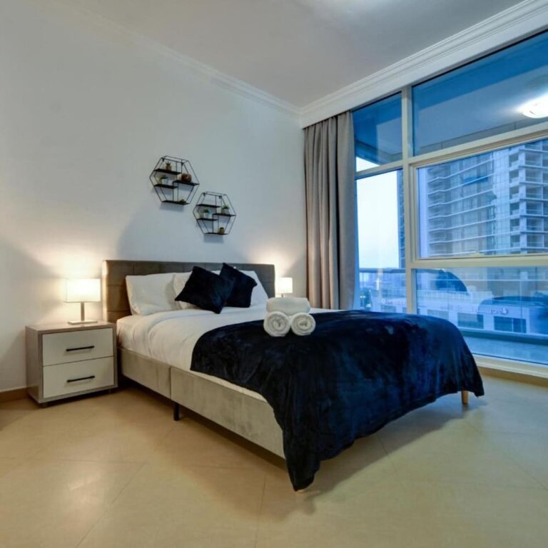 Дубай: Stunning Apartment with balcony Dubai Marina