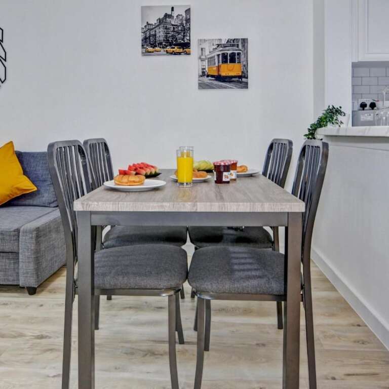 Дубай: Stunning Apartment with balcony Dubai Marina