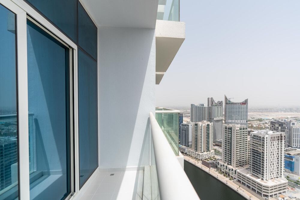 Дубай: Whitesage - Condo With Incredible Canal and Burj Khalifa Views